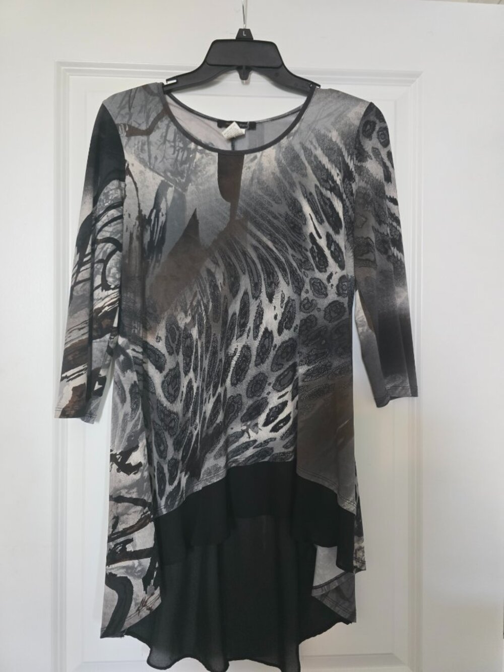 Lady's 3/4 sleeve tunic